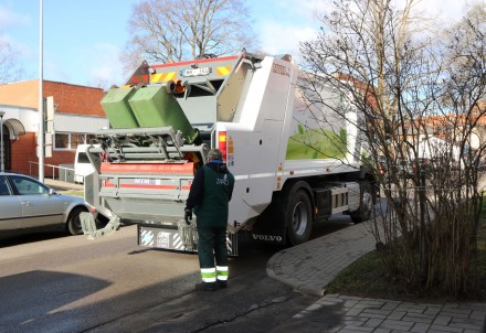 Atkritumu apsaimniekošanas pakalpojumi tiek sniegti pēc plānotā grafika, noteikti atsevišķi ierobežojumi klātienes pakalpojumos