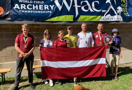 Haralds Mednis un Viva Medne ieguvuši Pasaules čempionu titulus loka šaušanas čempionātā Igaunijā