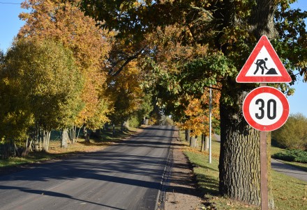 Atjauno asfalta segumu ceļam Stalbes centrā