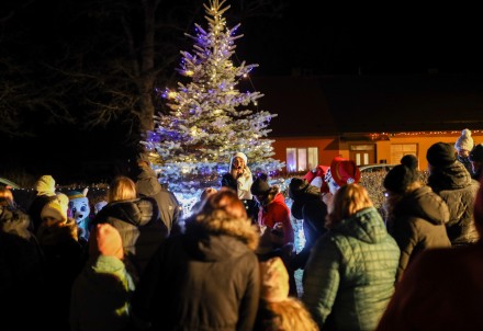 FOTOGALERIJA: Ziemassvētku egles iedegšana Rozulā