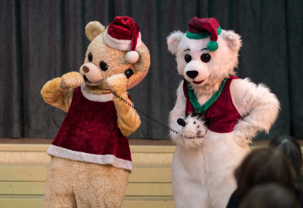 Iedegta Ziemassvētku egle Rozulā