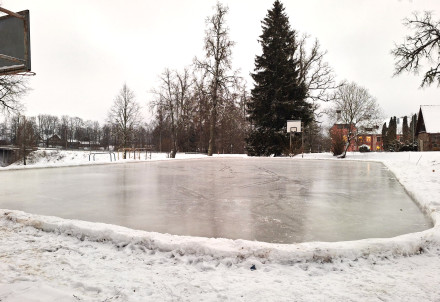 Straupē izveidota āra slidotava