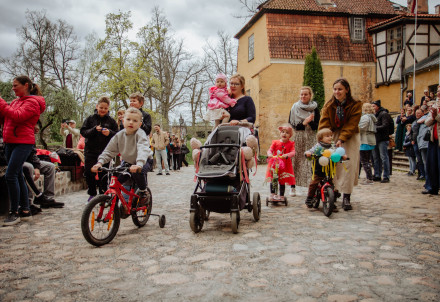 Lielstraupes pilī atklāta atjaunotā pils pagalma daļa